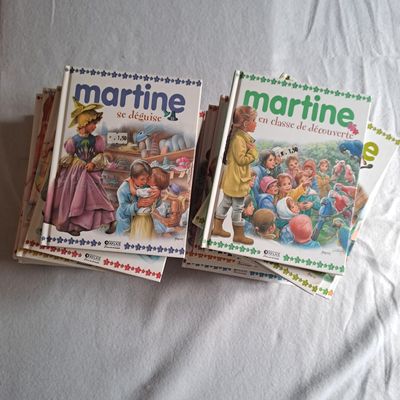 trois livres pour enfants empilés les uns sur les autres sur un lit