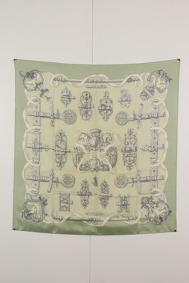 une écharpe verte et blanche accrochée à un mur