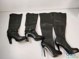 trois paires de bottes à talons hauts sont alignées sur une étagère