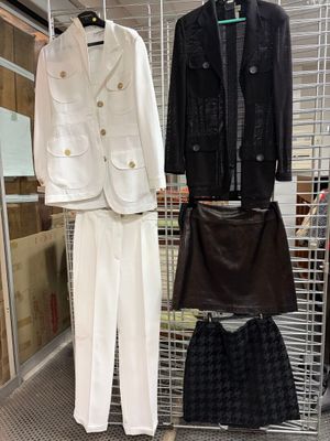deux vêtements suspendus à un portant dans un magasin
