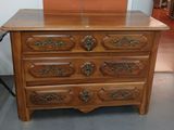 une commode en bois surmontée d'un miroir