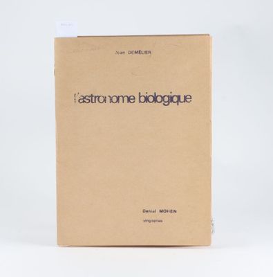 une boîte marron avec une inscription noire, posée sur une surface blanche