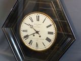 une horloge avec des chiffres romains sur le cadran