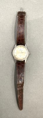 une image d'une montre-bracelet avec un bracelet en cuir marron