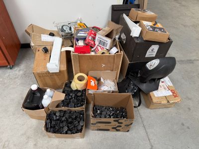 de nombreux cartons d'objets hétéroclites posés sur le sol