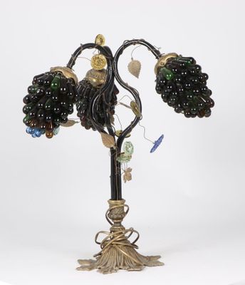 un gros plan d'une lampe ornée d'une multitude de perles
