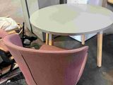 deux chaises et une table qui se trouvent dans une pièce