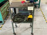 une machine posée sur une table dans une usine