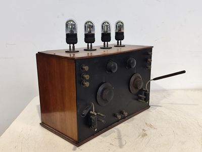 une petite boîte en bois sur laquelle sont fixées trois ampoules