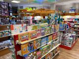 un magasin de jouets proposant une grande variété de jouets à la vente