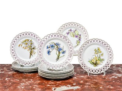 cinq assiettes ornées de fleurs, posées sur une table