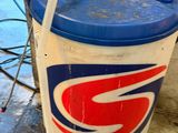 un seau bleu et blanc et une borne d'incendie rouge et blanche