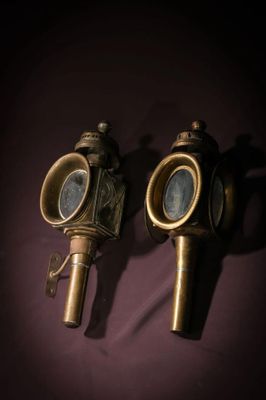 une paire de masques à gaz anciens en laiton sur fond violet