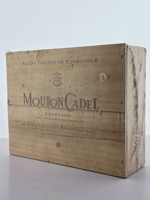 une boîte en bois sur laquelle est posée une bouteille de Mouton Cadel