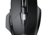 un gros plan d'une souris d'ordinateur sur fond blanc