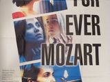 L'affiche du film « For Ever Mozart » est accrochée au mur.
