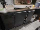 une machine à café posée sur le plan de travail d'une cuisine