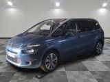 la voiture bleue est garée sur un sol en damier dans le garage