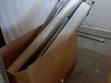 une boîte en carton contenant tout un tas d'objets métalliques