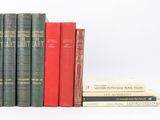 plusieurs livres sont empilés sur une surface blanche