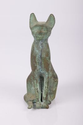 sculpture représentant un chat assis sur ses pattes arrière