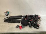 tout un tas d'appareils électroniques posés sur une table, avec un clavier et une souris