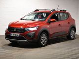 la voiture rouge est garée dans le garage sur un sol en damier