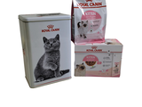 trois boîtes de nourriture pour chat et un pot de nourriture pour chat