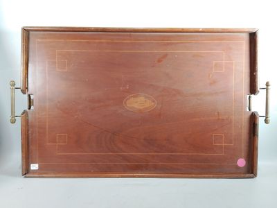 un plateau en bois orné d'un motif décoratif