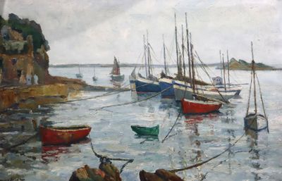 de nombreux bateaux amarrés dans l'eau