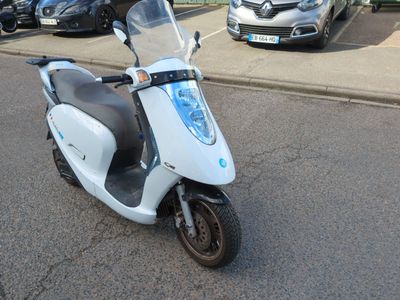 un scooter garé au bord de la rue