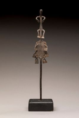 une image représentant une sculpture d'une personne tenant un couteau