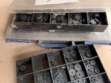 une boîte contenant de nombreux types de pièces métalliques différentes