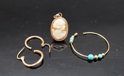 deux boucles d'oreilles en anneau en or ornées d'un camée et d'une perle de turquoise