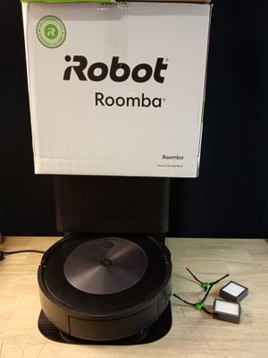 un robot posé sur une table à côté d'une boîte