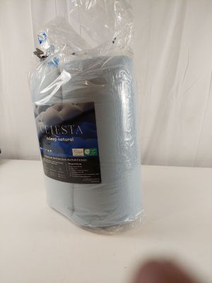 un rouleau de papier toilette emballé dans du plastique posé sur une table