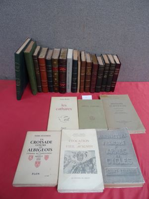 plusieurs livres posés sur une table recouverte d'une nappe rouge et d'une nappe rouge