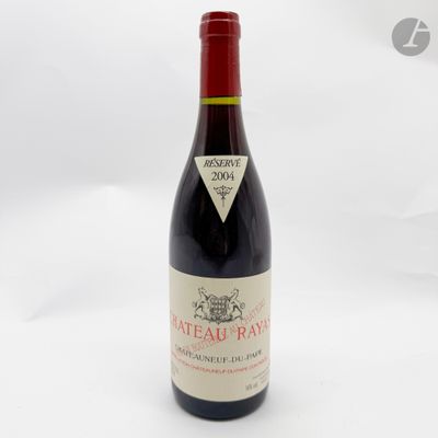 une bouteille de vin posée sur une table