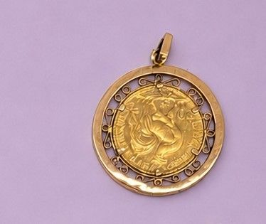gros plan d'une pièce d'or sur une surface blanche