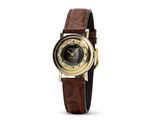 gros plan d'une montre sur fond blanc avec un bracelet marron