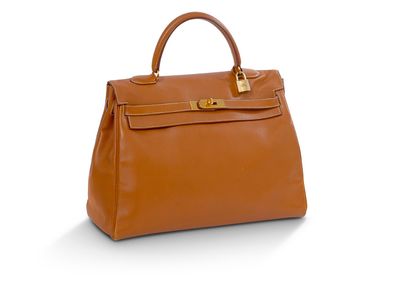 un sac à main en cuir marron sur fond blanc