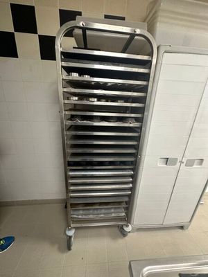 une photo d'une cuisine avec une étagère remplie de plateaux