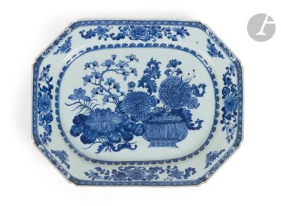 une assiette bleue et blanche décorée de fleurs et de fruits