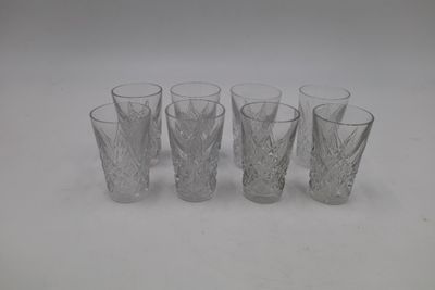 BACCARAT, Suite de huit verres à alcool à décor de pointes d…