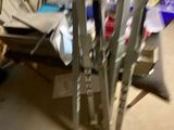 tout un tas d'outils posés sur une table dans une pièce