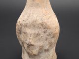 l'image d'un vase en argile sur fond noir