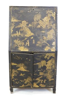 une photo d'une commode peinte en noir et or, dotée de tiroirs