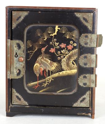 une boîte noire sur laquelle est représentée une image de deux oiseaux
