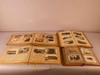 de nombreux livres anciens posés sur une table, avec des illustrations sur la couverture