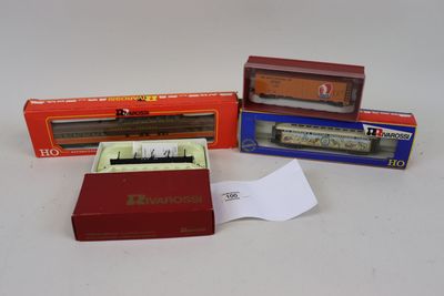 Trois wagons en carton sont posés les uns à côté des autres sur une table.
